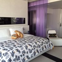 広いベッド。グラブクッションで遊んだら金スパンコールが取れた