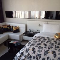 コーナー型の白いレザーソファ。クッションは硬め。