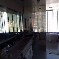 奥がバス。間仕切りはない。入浴しながら夜景が見られる。