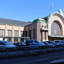 エントランスの両サイドにある銅像はVRのCMに出ています。