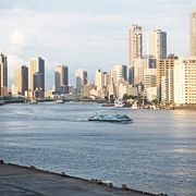 隅田川の河口に面した竹芝ふ頭の2階の4つのビルの前で、景色のよいところです。