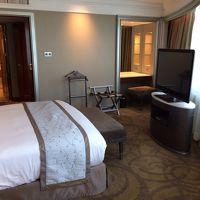 ベッドルームにはベッドの他にテレビとドレッサー