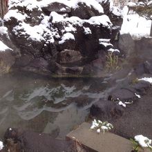 入口の横にある小さな池まで流れている。