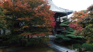 お庭と鐘楼が見所の寺院