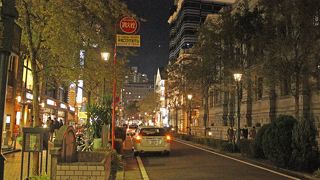 歴史的な建物が立ち並ぶ道