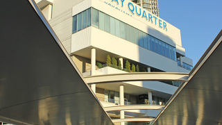 横浜駅の東側の道路ジャングルの中の歩道橋