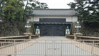 皇居の正門を照らした電燈