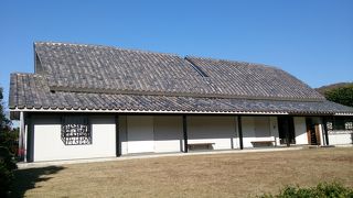 依水園の一部、個人が収集した美術品を展示