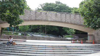 港の見える丘公園の元町側玄関に架かる橋