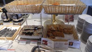 MAYSON KAYSER メゾンカイザーのおいしい出来立てパンを食べる事ができます。クロワッサンやいちじくパンが有ります。ぜひ、コーヒと一緒に