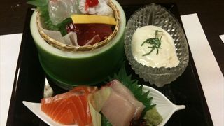 のコース料理のお刺身の盛り合わせです。コース料理で有っても新鮮なネタを使っており、来る人を楽しませてくれています。