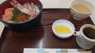 海鮮丼です。日本海で揉まれた魚達を食べてみてください。