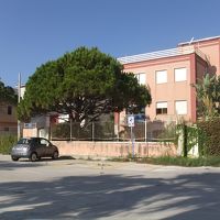 海を広い駐車場？を挟んで、看板判りにくいです。