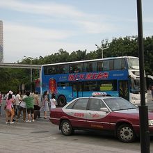 2階建てバスもあります。