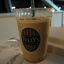 レギュラー・サイズのアイス・カフェオレ　３９０円。