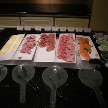 あちこちに料理が置かれていて、見るのが大変なこともなく