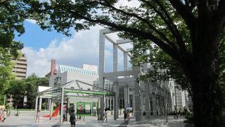 名古屋の中心部、白川公園内にある美術館