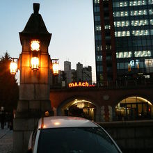 万世橋を渡った先に「MAACH」の文字が光ってます。