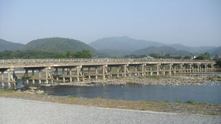 川岸から見ると風情が…