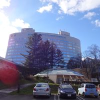 裏の駐車場から