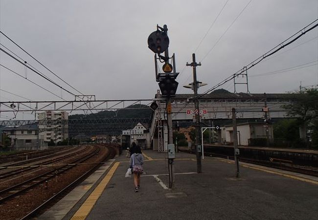 ホーム上で、智頭線の普通列車にスムーズに乗れるように配慮されていています。改札口では、SUICAが使えませんが、丁寧に対応してもらえるので、安心です。