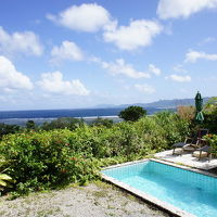 海の見えるプライベートプールつき