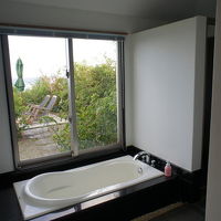 バスルームからも海が見えます。シャワーブースもあり。