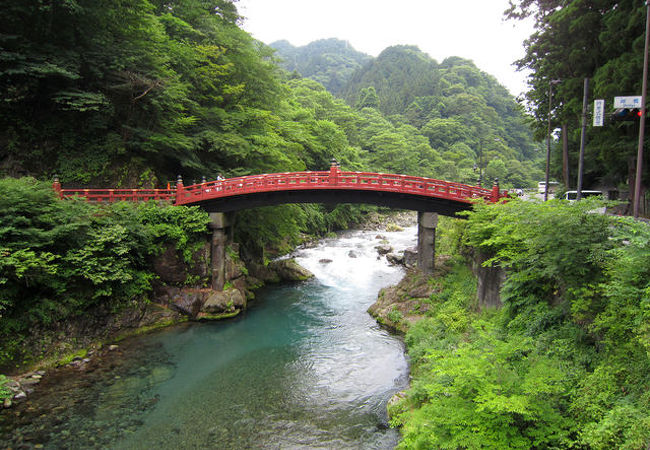 きれいな川にかかります。