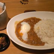 朝食メニューの温泉卵入りチキンカレーはHK$28