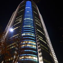 メインの森タワー　光が走ります