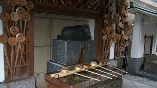 ビルの間にあります。