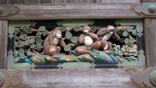 有名な猿の装飾。