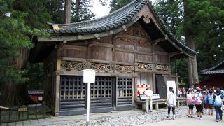 三猿の彫刻がある建物。