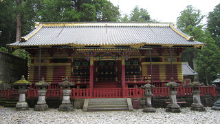 春秋渡御祭で使われる装束が置かれている。