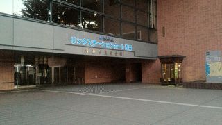 2000名収容の大ホールがある