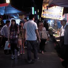 夜市をぶらつく