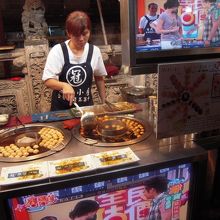 慈誠宮の前の通りにある