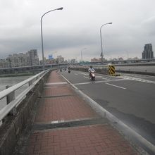 駅付近の淡水河の橋　バイク専用レーン