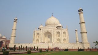 王妃への愛と気品を感じる壮大な真珠のような霊廟です。見ているだけで感動します。