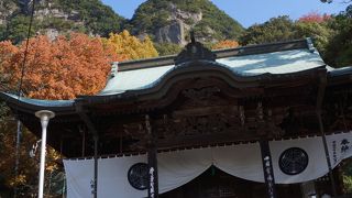 尖つた峰の中腹にあるお寺