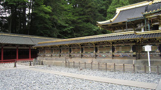 美しい装飾の塀。