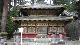 周囲とは少し違う建築。