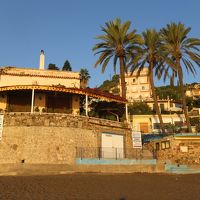 マッツァーロ湾（Mazzaro）から椰子の木の間にホテル