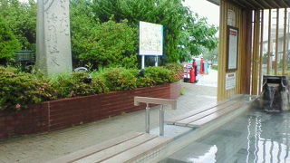 路面電車を見ながら入れる足湯