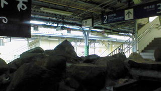 ホームに来る電車を間近で見ながら入れる足湯