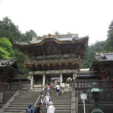 陽明門のすぐ手前にあります。