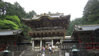 変わったポーズの獅子。