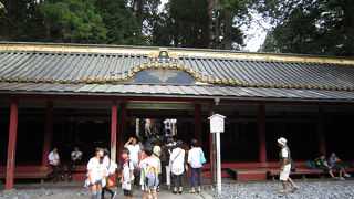 装飾が美しい朱色の回廊。