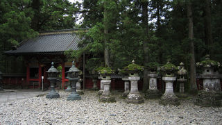 境内にたくさん並ぶ灯篭。