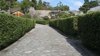 石畳の通りに武家の組み屋敷